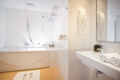 01_Aminess_Maestral_Hotel_Rooms_Bathroom